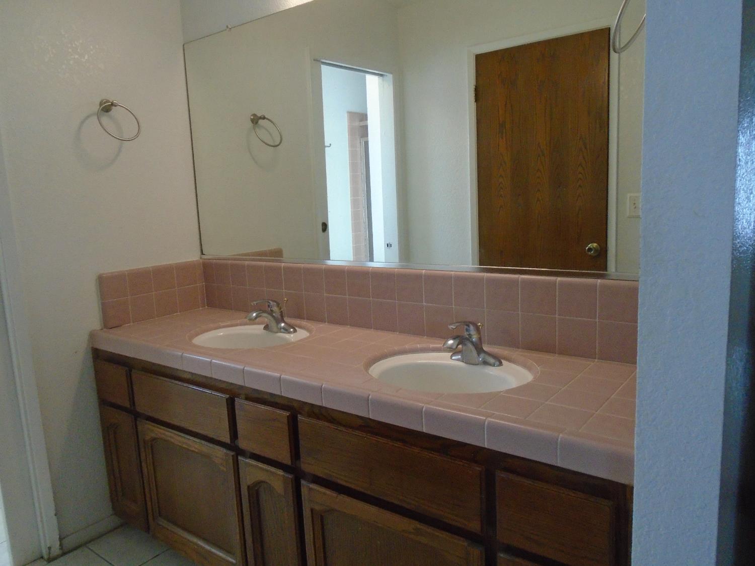 12066 Idaho Ave, Hanford, CA 93230