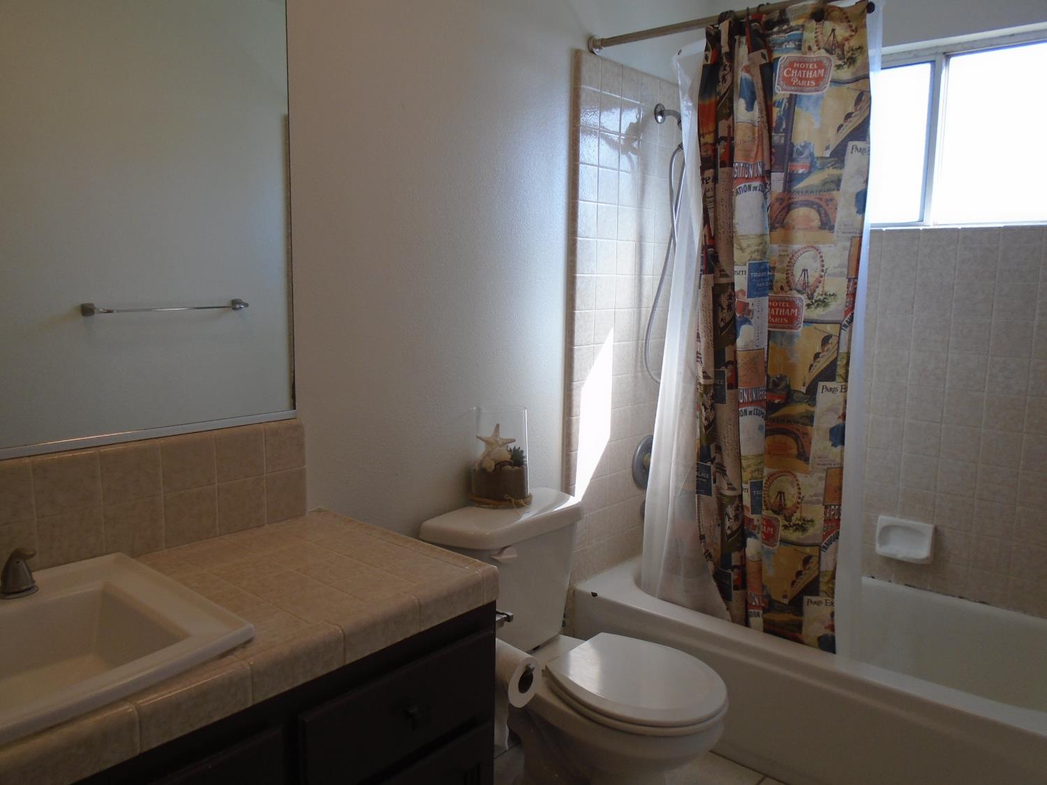 12066 Idaho Ave, Hanford, CA 93230