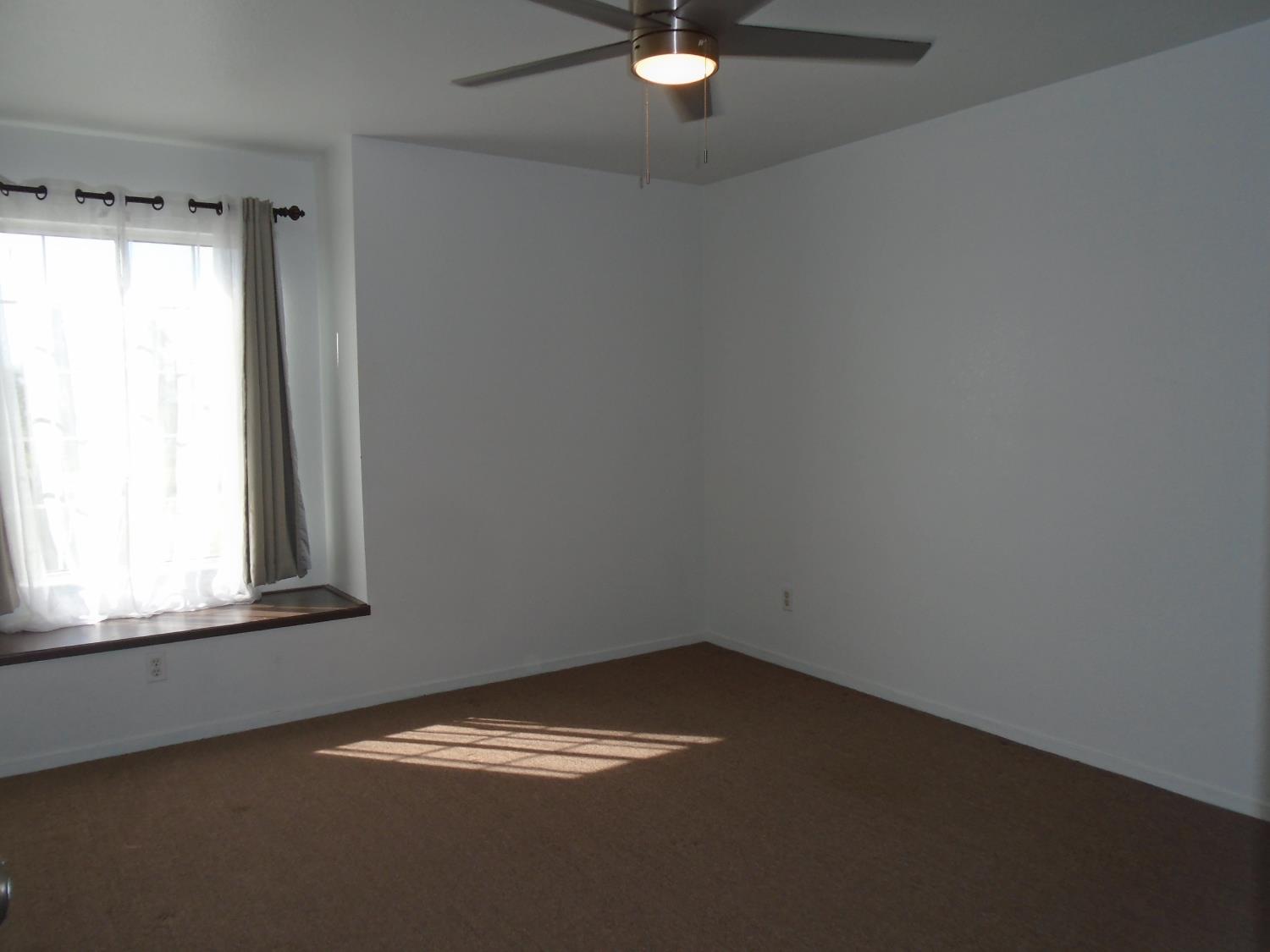 12066 Idaho Ave, Hanford, CA 93230