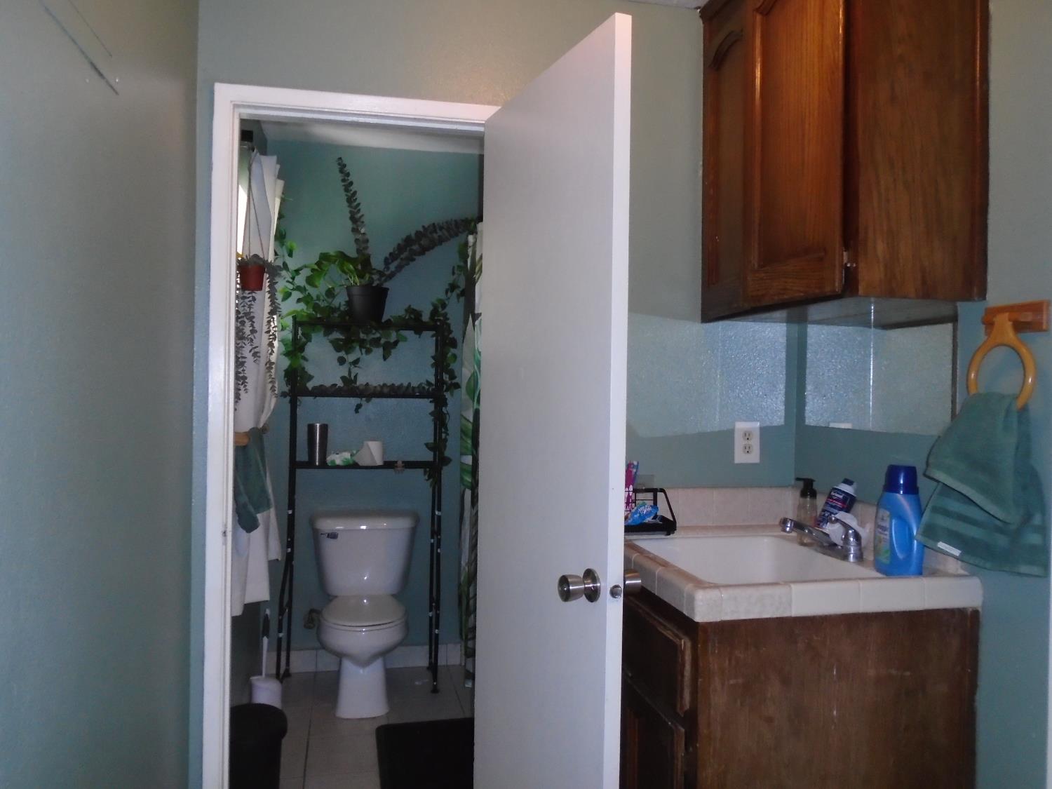 12066 Idaho Ave, Hanford, CA 93230