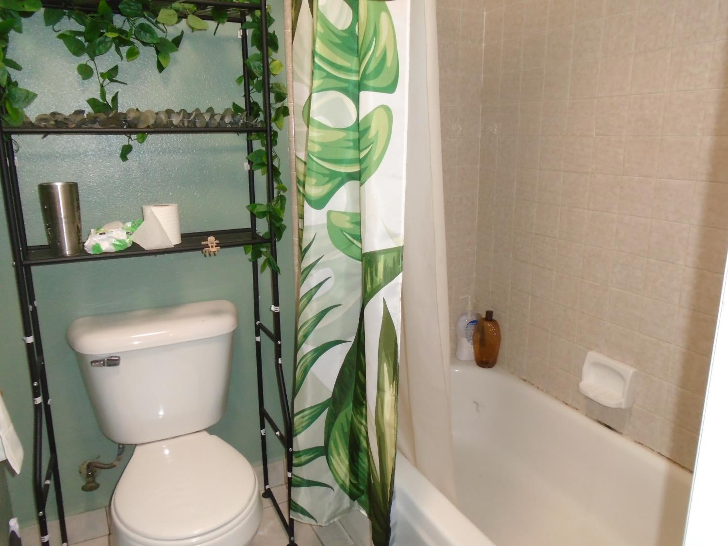 12066 Idaho Ave, Hanford, CA 93230