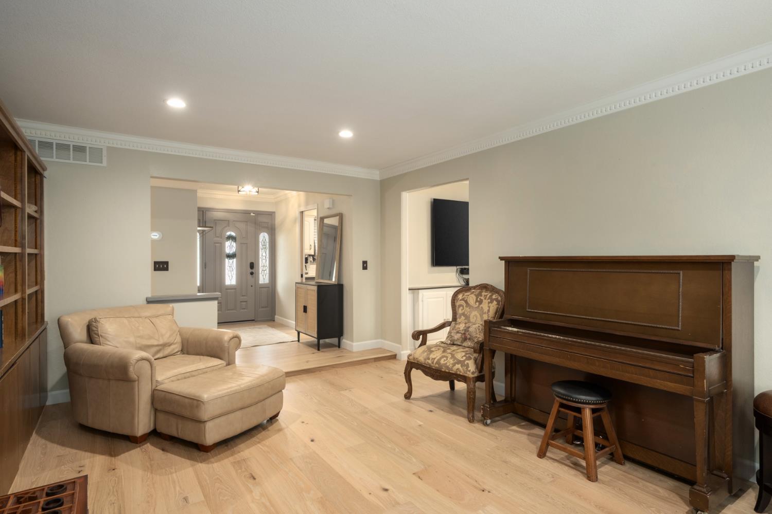 1637 W Los Altos Ave, Fresno, CA 93711