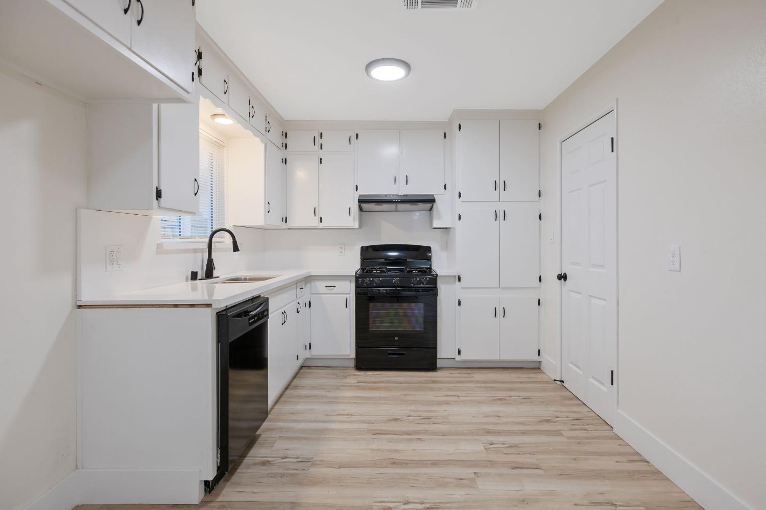 697 E Scott Ave, Fresno, CA 93710