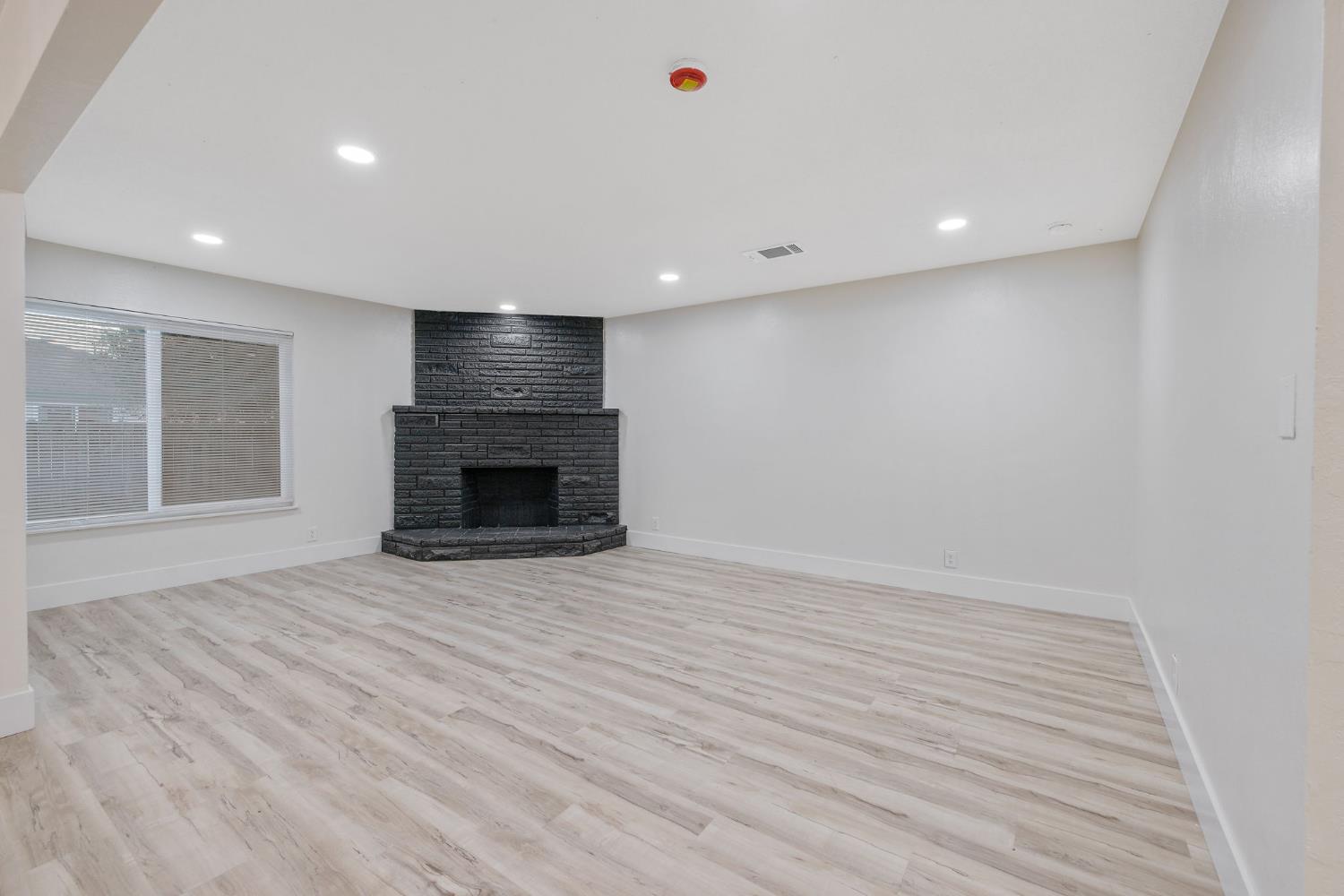 697 E Scott Ave, Fresno, CA 93710