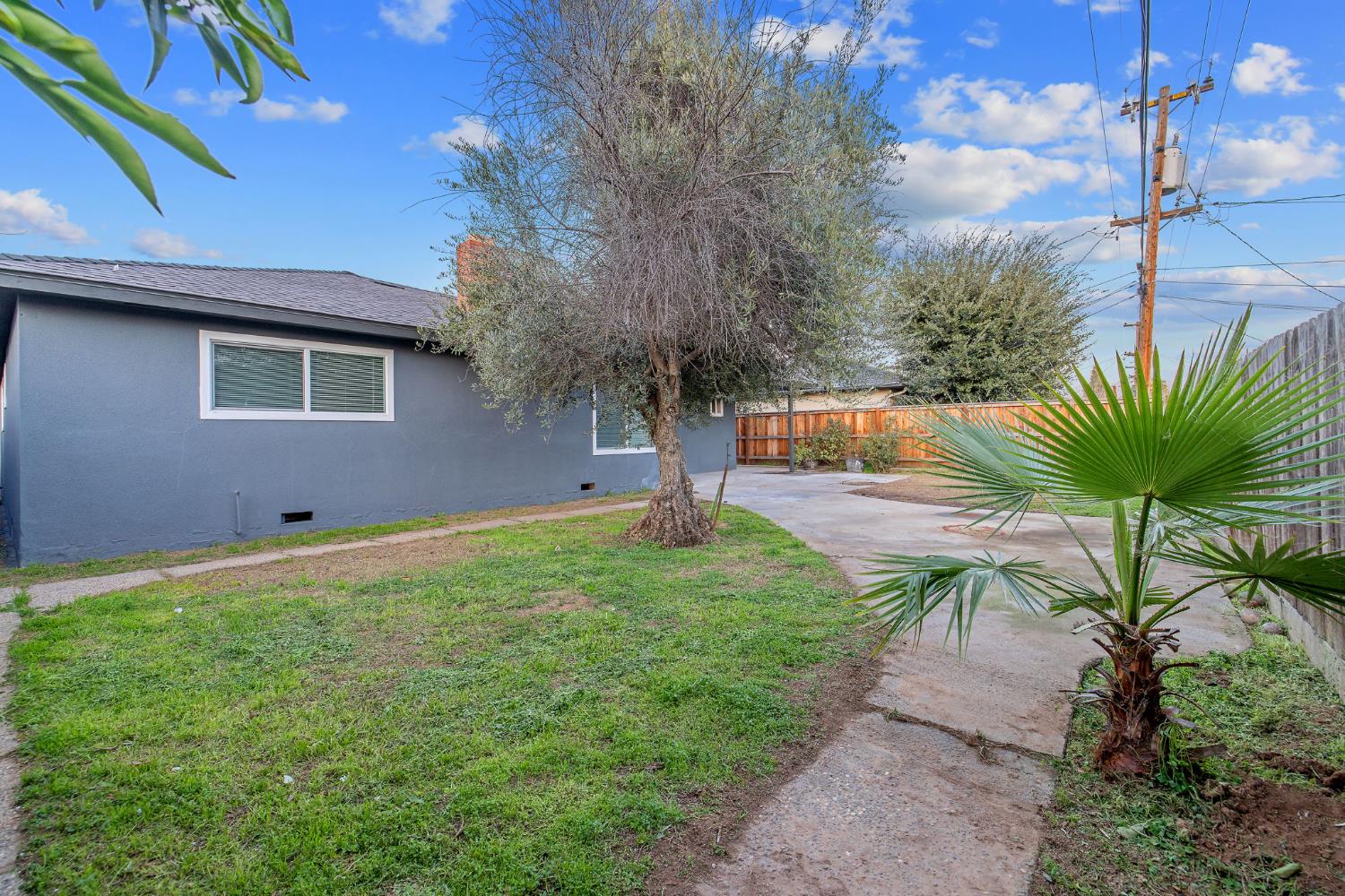 697 E Scott Ave, Fresno, CA 93710