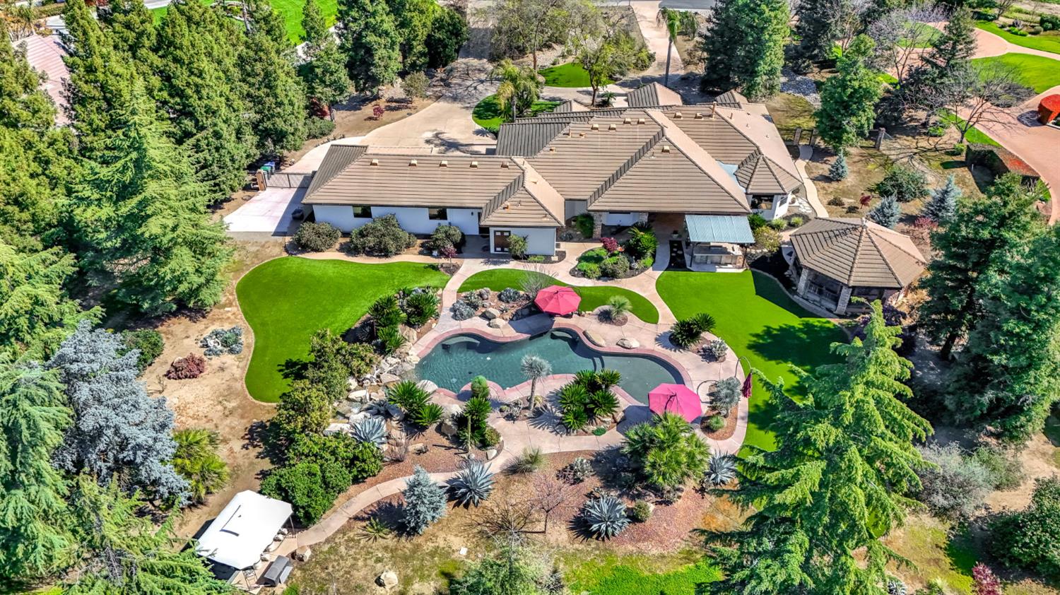 6766 E Carmalee Ln, Fresno, CA 93727