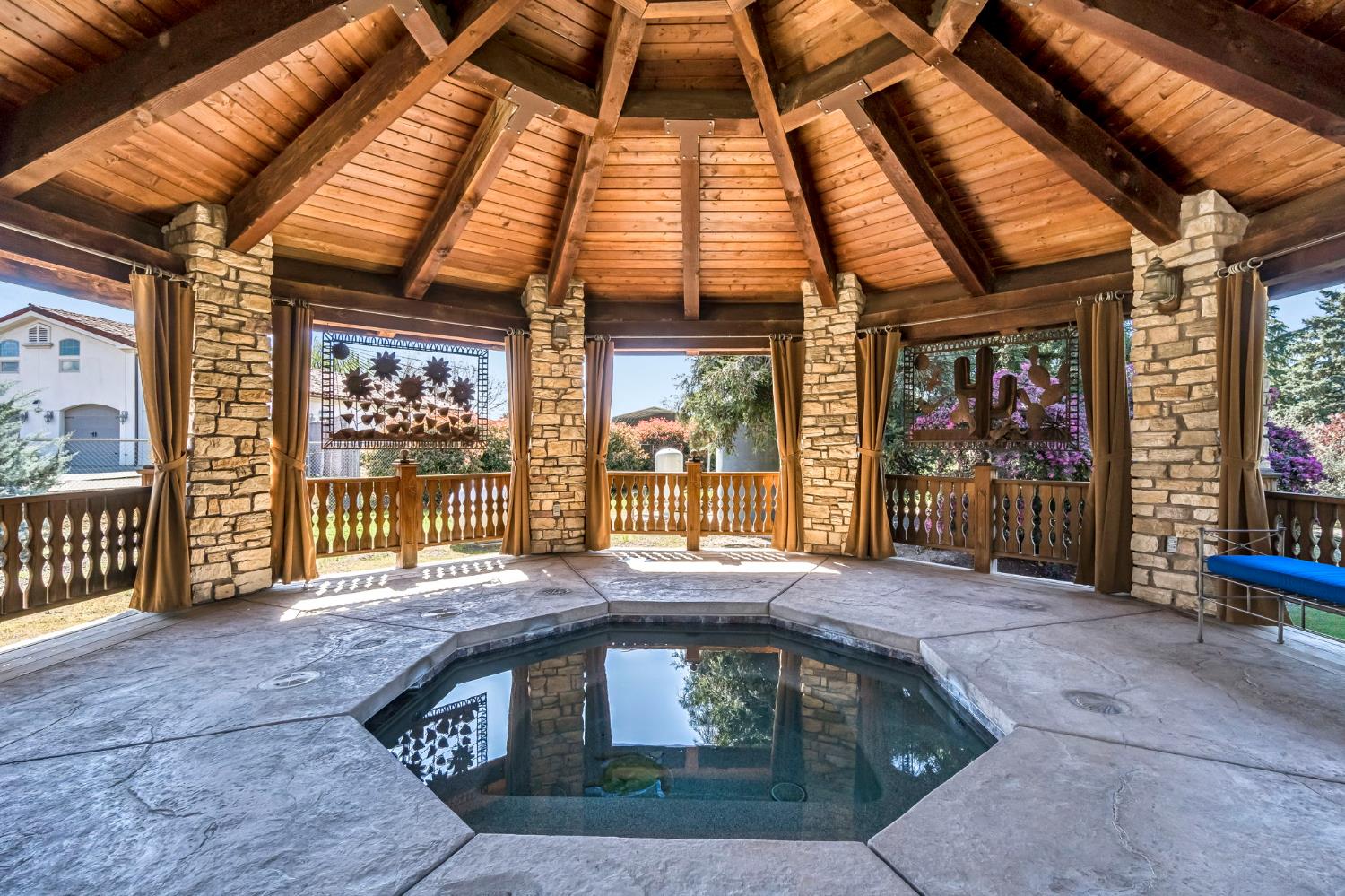 6766 E Carmalee Ln, Fresno, CA 93727