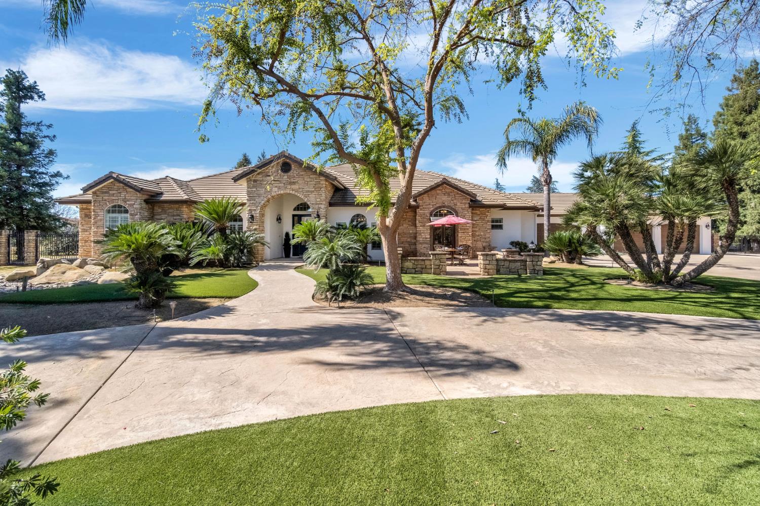 6766 E Carmalee Ln, Fresno, CA 93727