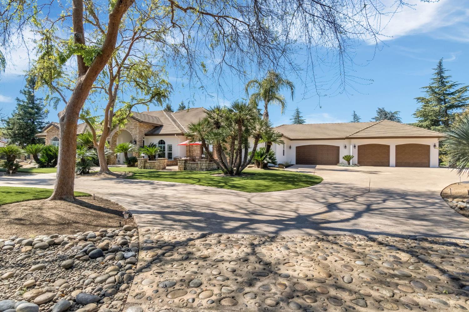 6766 E Carmalee Ln, Fresno, CA 93727