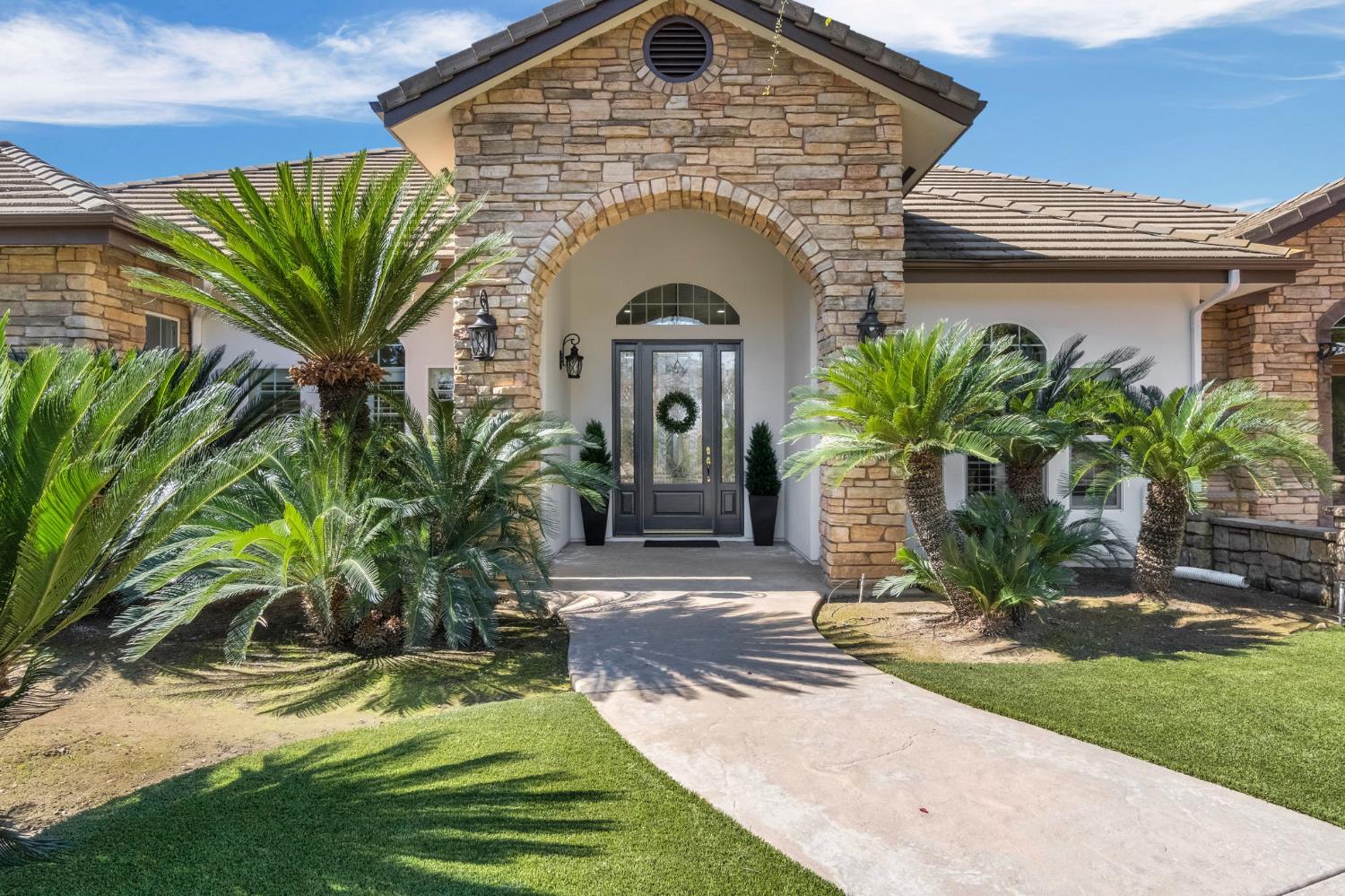 6766 E Carmalee Ln, Fresno, CA 93727