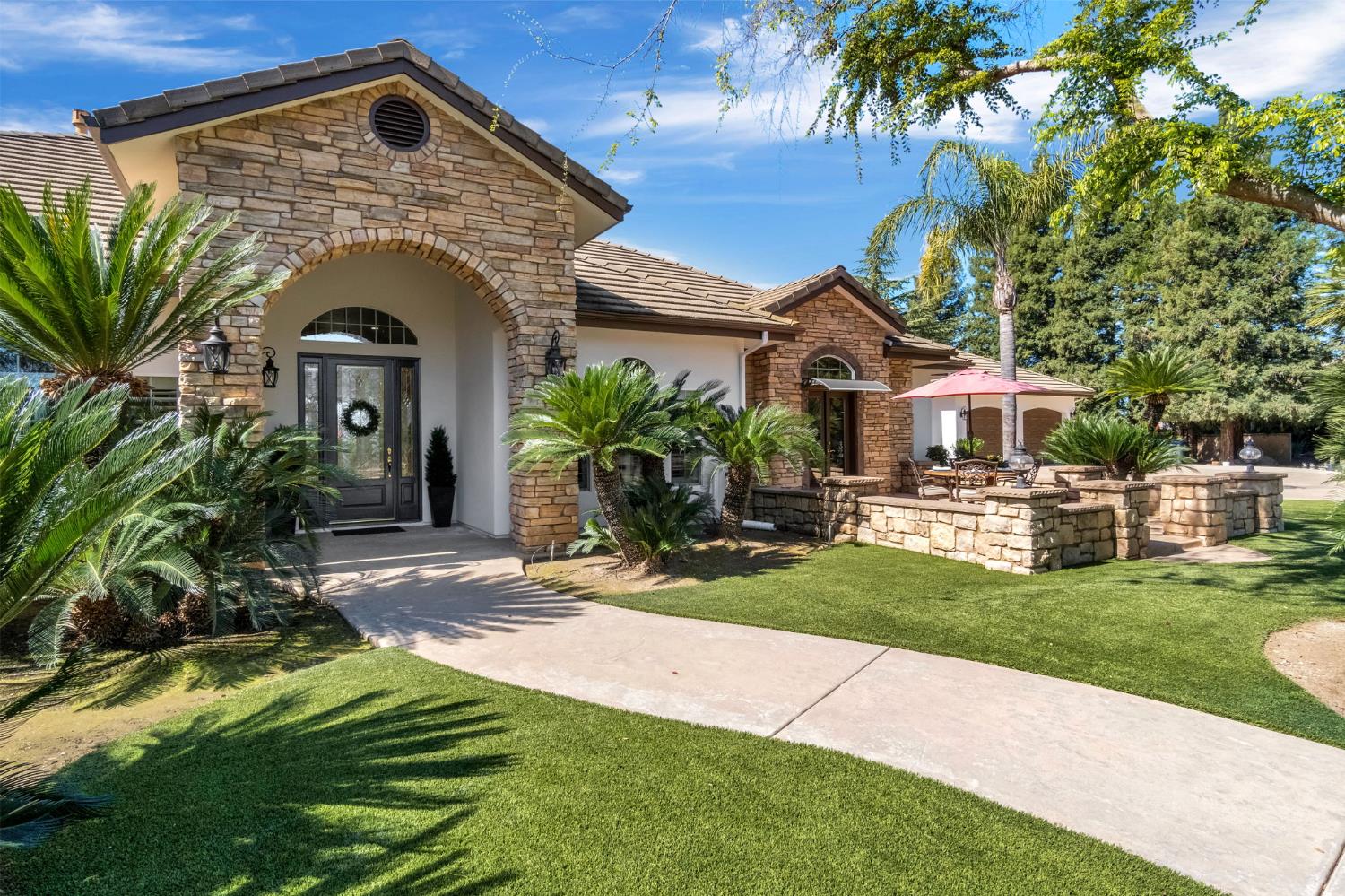 6766 E Carmalee Ln, Fresno, CA 93727