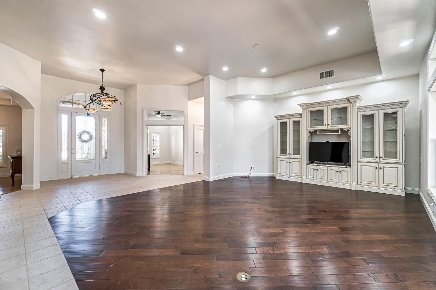 6766 E Carmalee Ln, Fresno, CA 93727