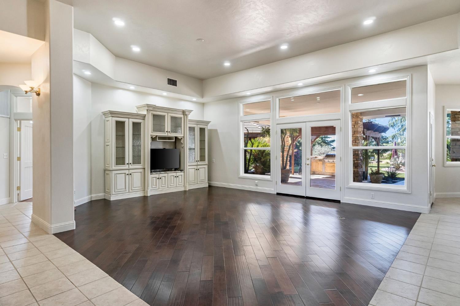 6766 E Carmalee Ln, Fresno, CA 93727