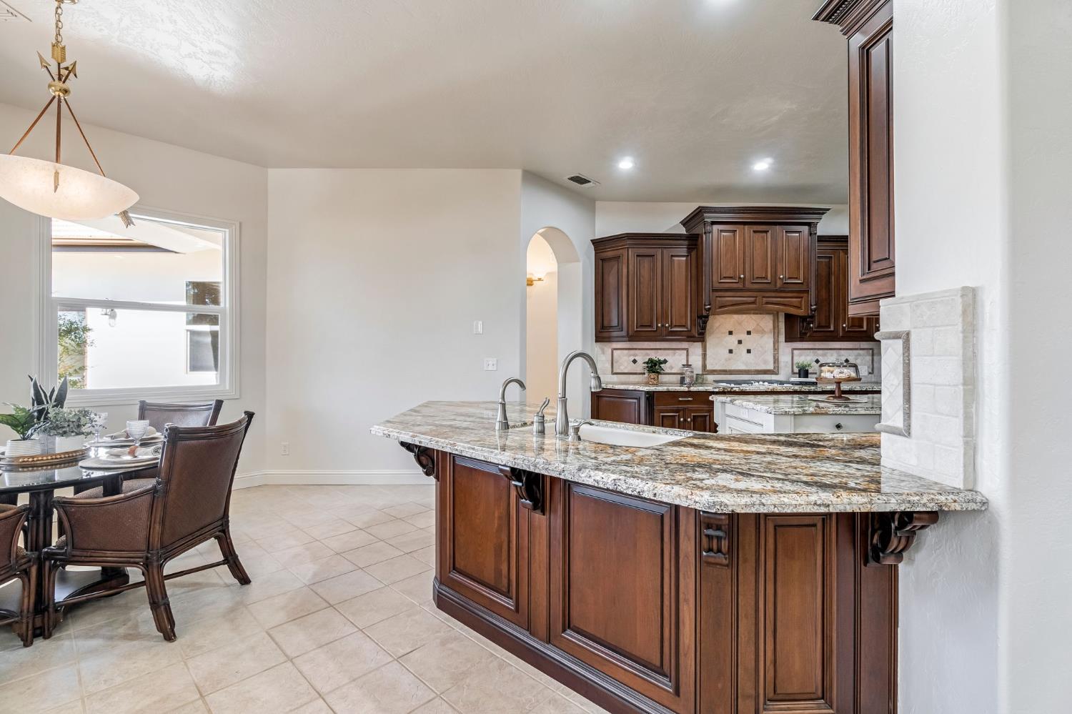 6766 E Carmalee Ln, Fresno, CA 93727