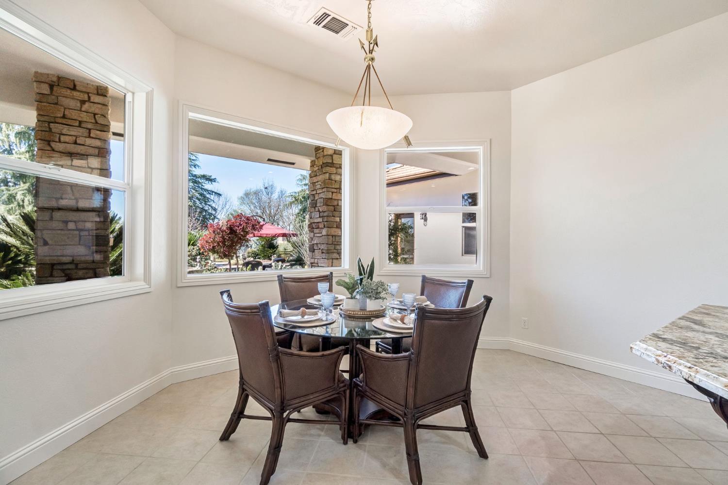 6766 E Carmalee Ln, Fresno, CA 93727