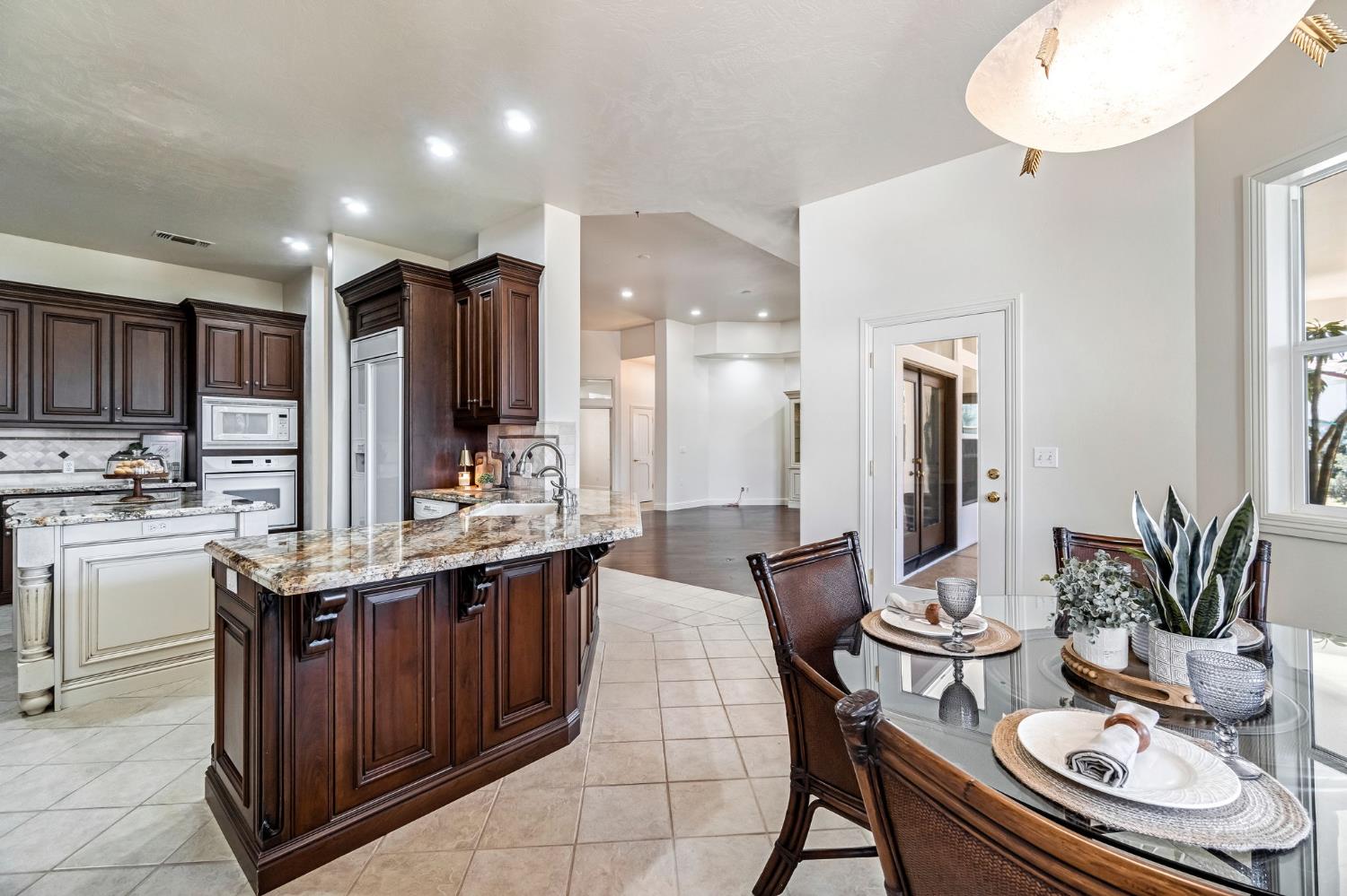 6766 E Carmalee Ln, Fresno, CA 93727