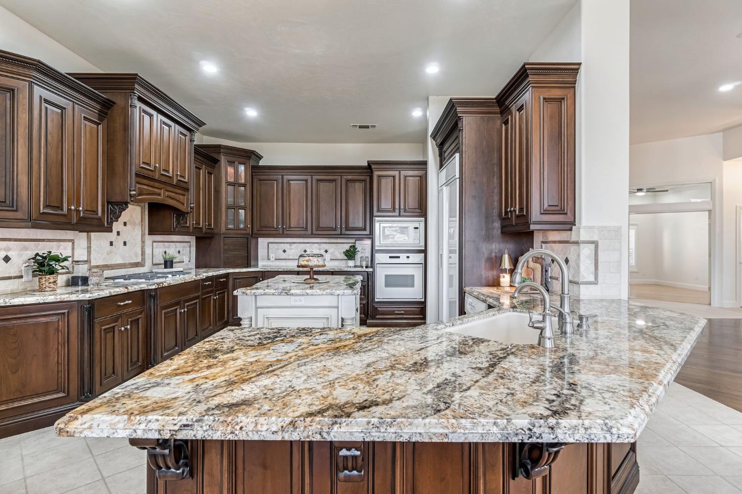 6766 E Carmalee Ln, Fresno, CA 93727