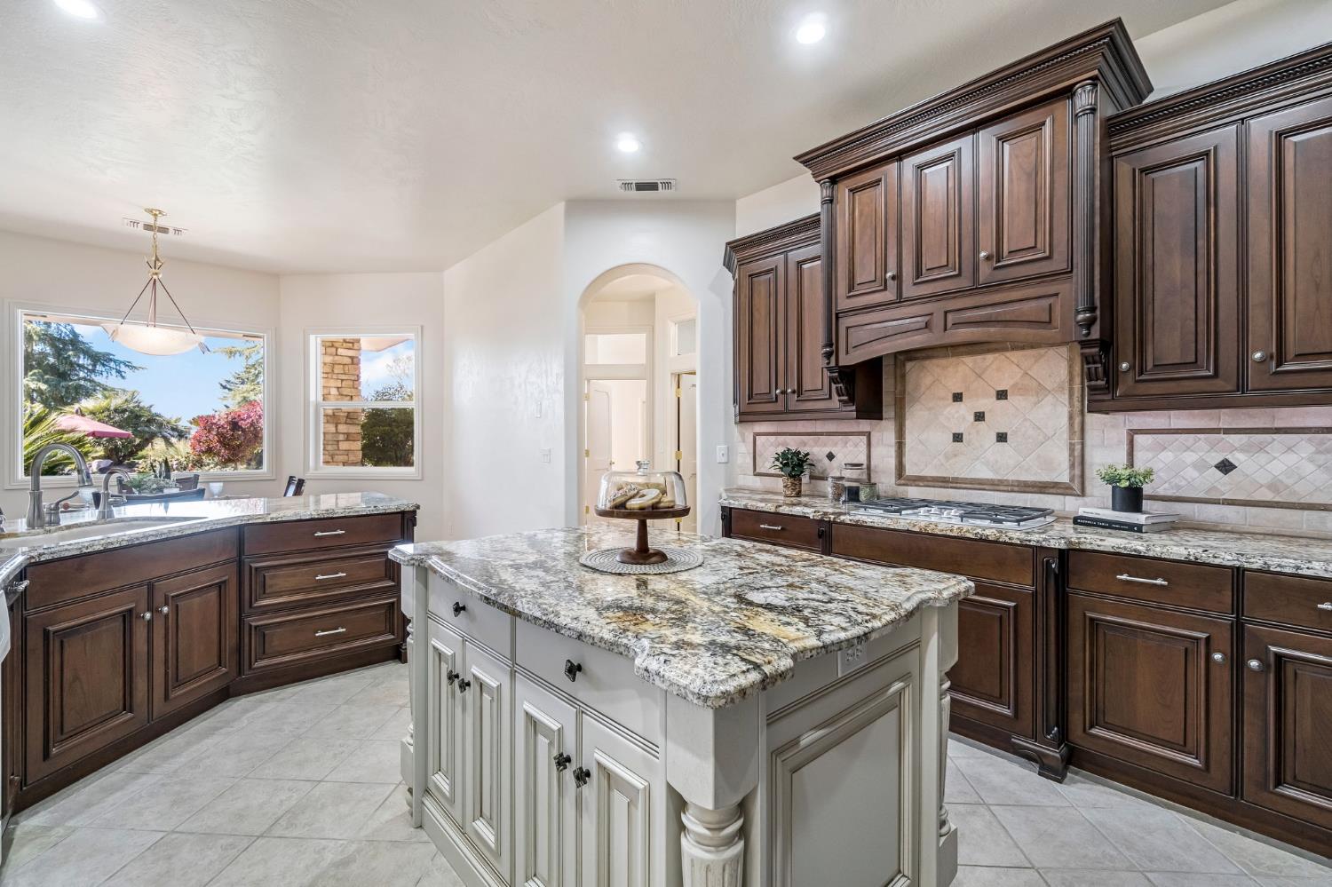 6766 E Carmalee Ln, Fresno, CA 93727