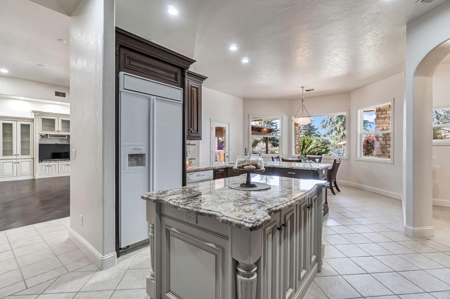 6766 E Carmalee Ln, Fresno, CA 93727