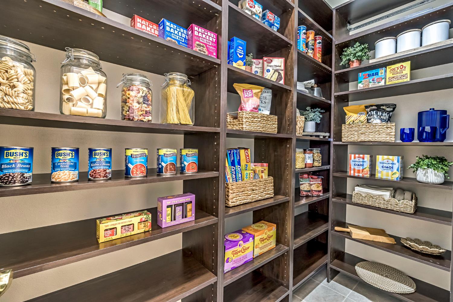 6766 E Carmalee Ln, Fresno, CA 93727