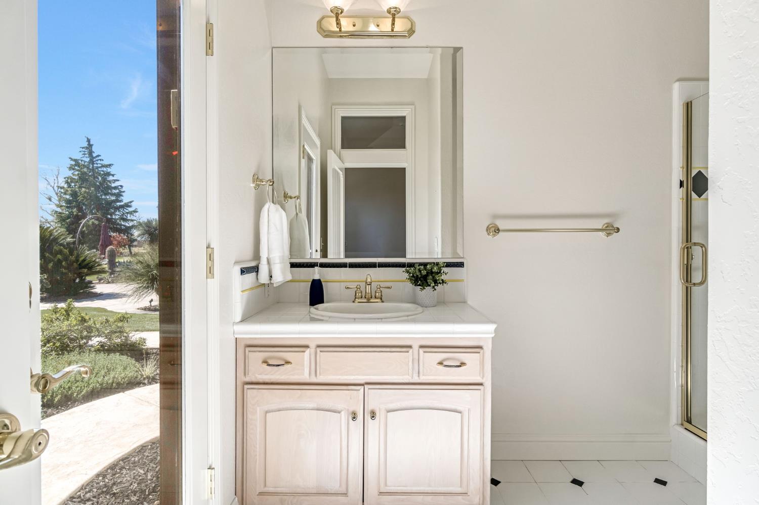 6766 E Carmalee Ln, Fresno, CA 93727