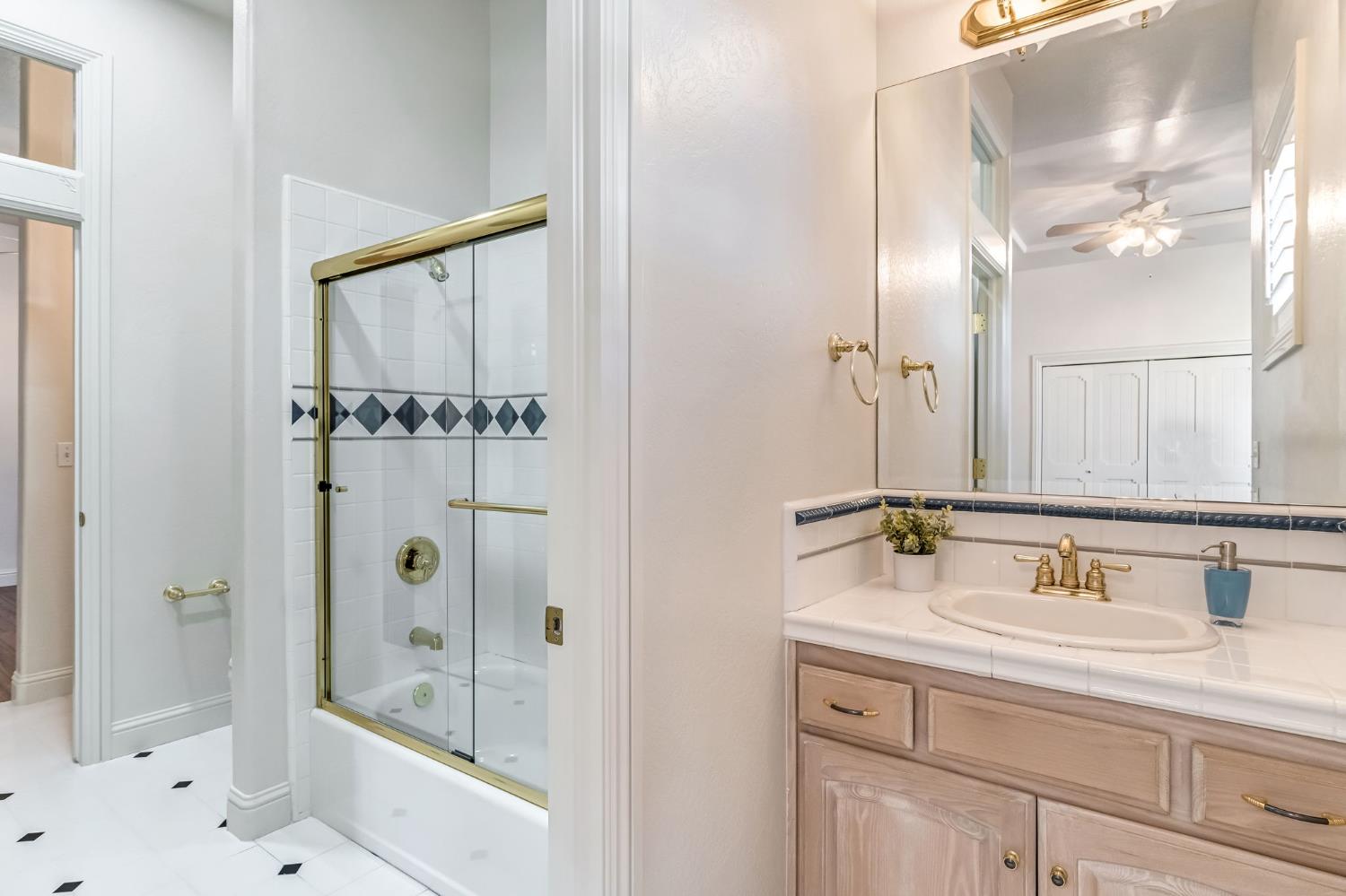 6766 E Carmalee Ln, Fresno, CA 93727