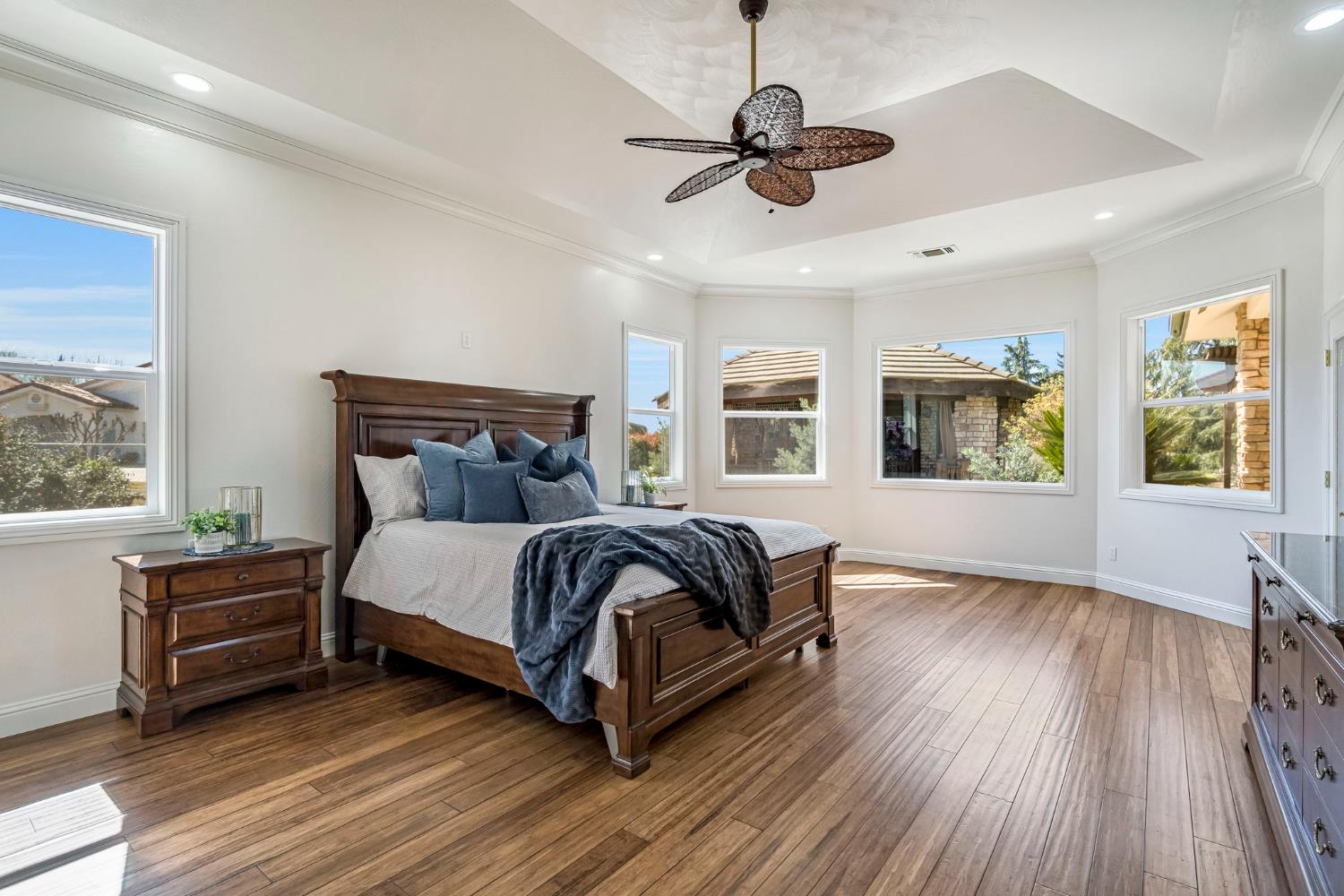 6766 E Carmalee Ln, Fresno, CA 93727