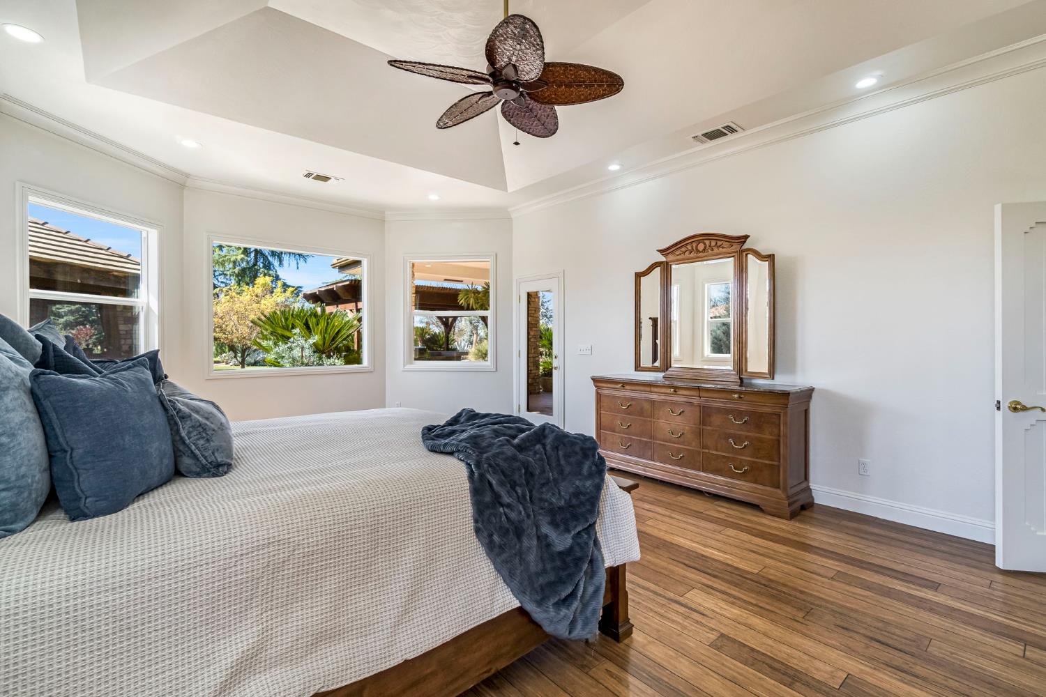 6766 E Carmalee Ln, Fresno, CA 93727