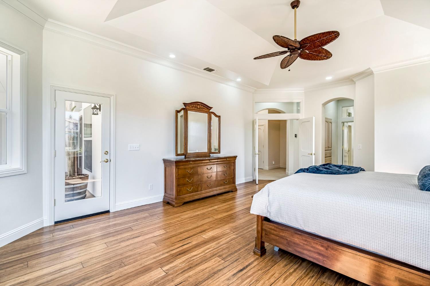 6766 E Carmalee Ln, Fresno, CA 93727