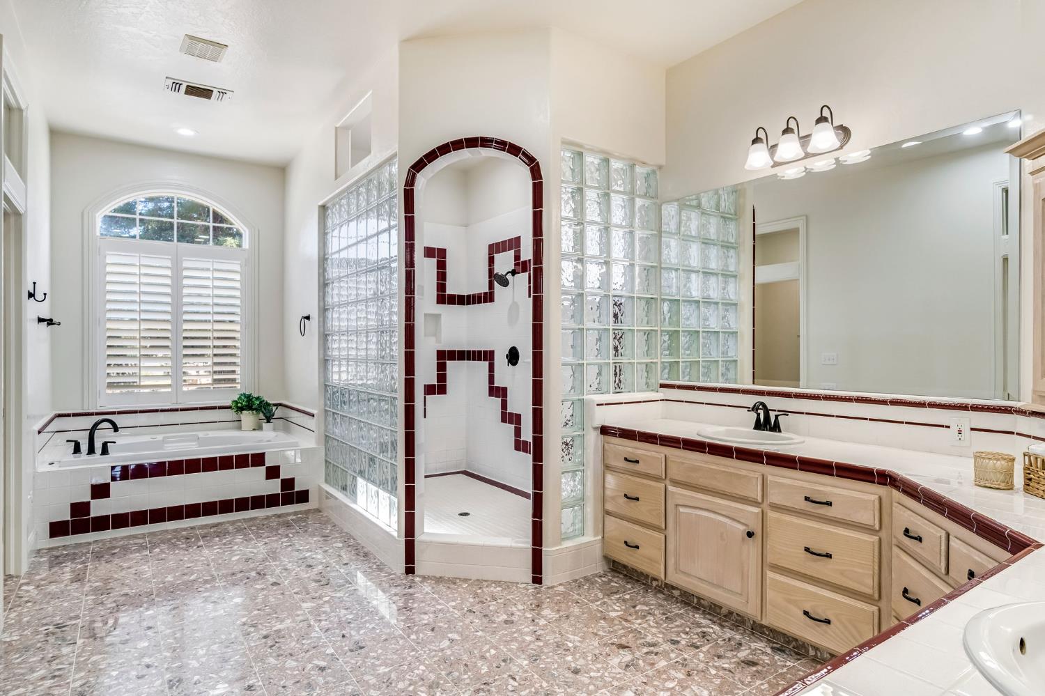 6766 E Carmalee Ln, Fresno, CA 93727