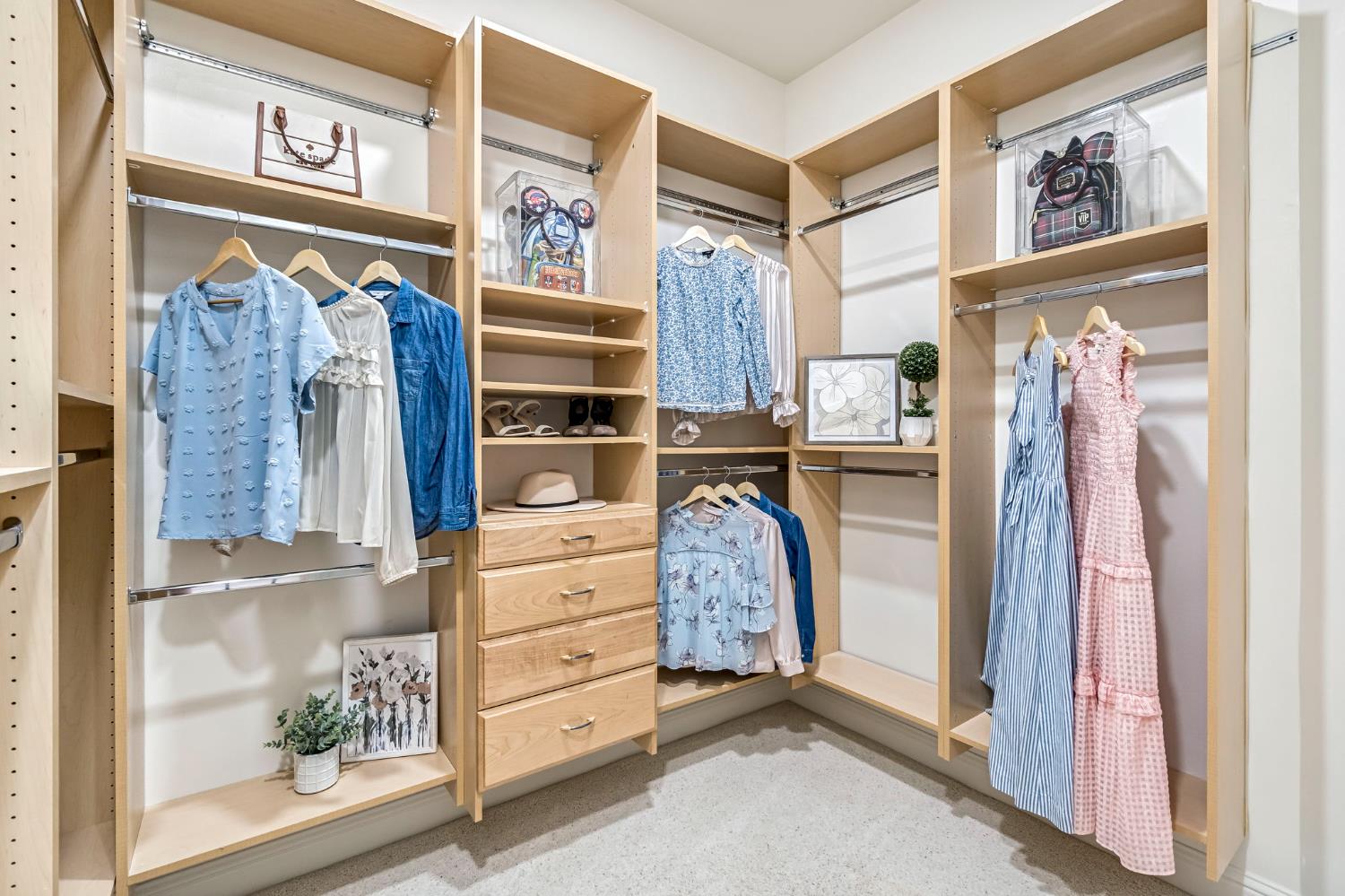 6766 E Carmalee Ln, Fresno, CA 93727