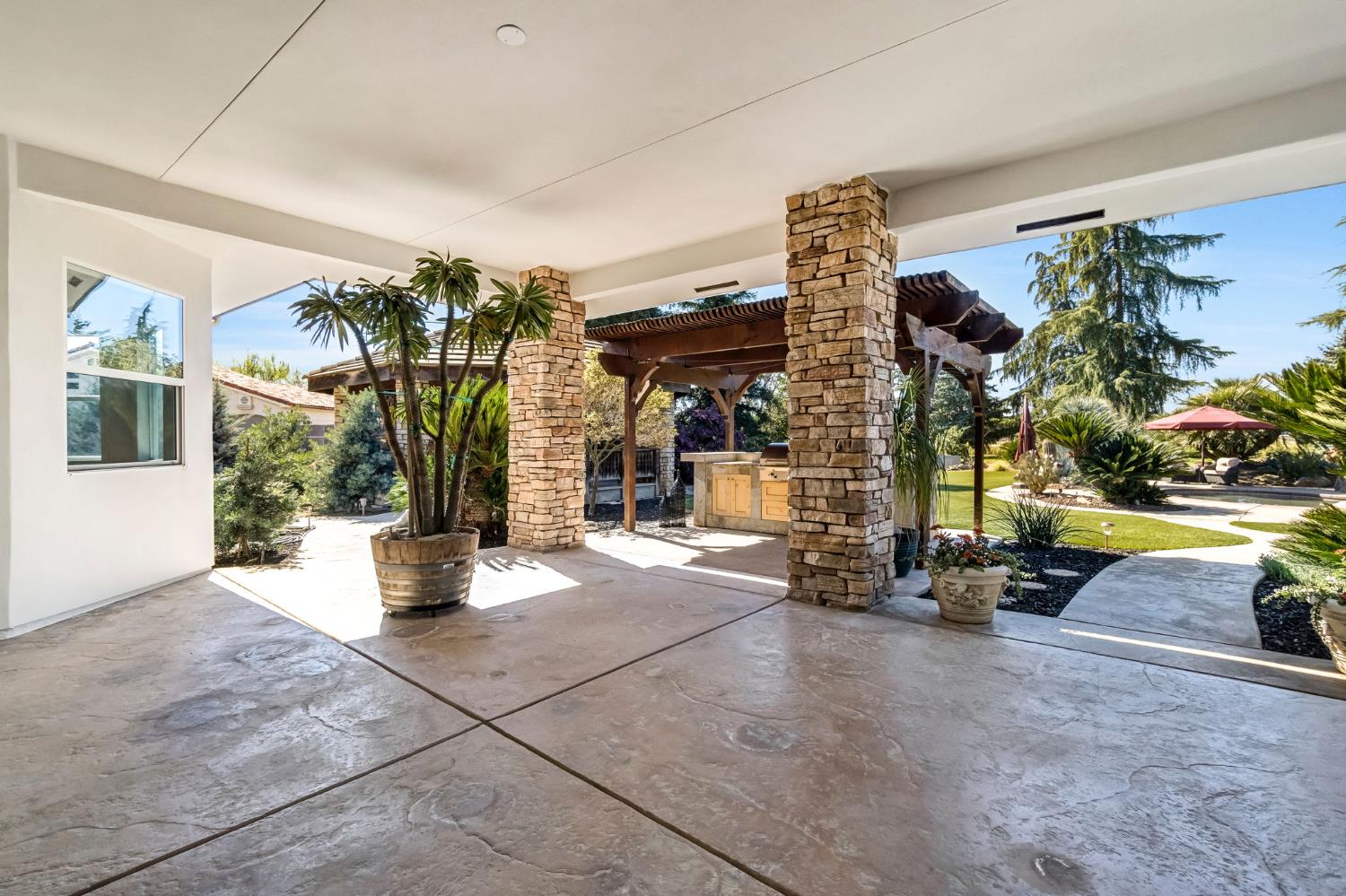 6766 E Carmalee Ln, Fresno, CA 93727