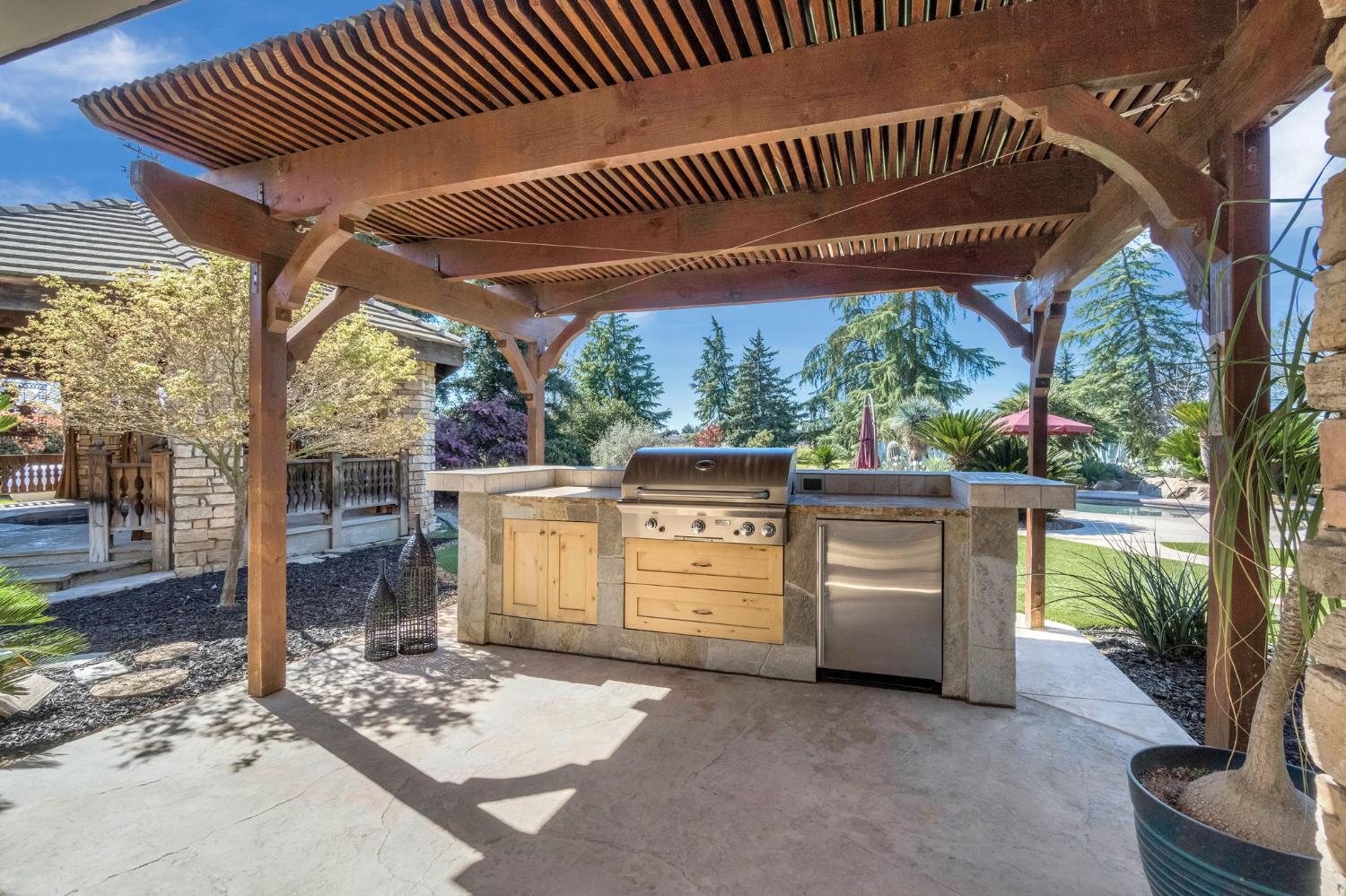 6766 E Carmalee Ln, Fresno, CA 93727