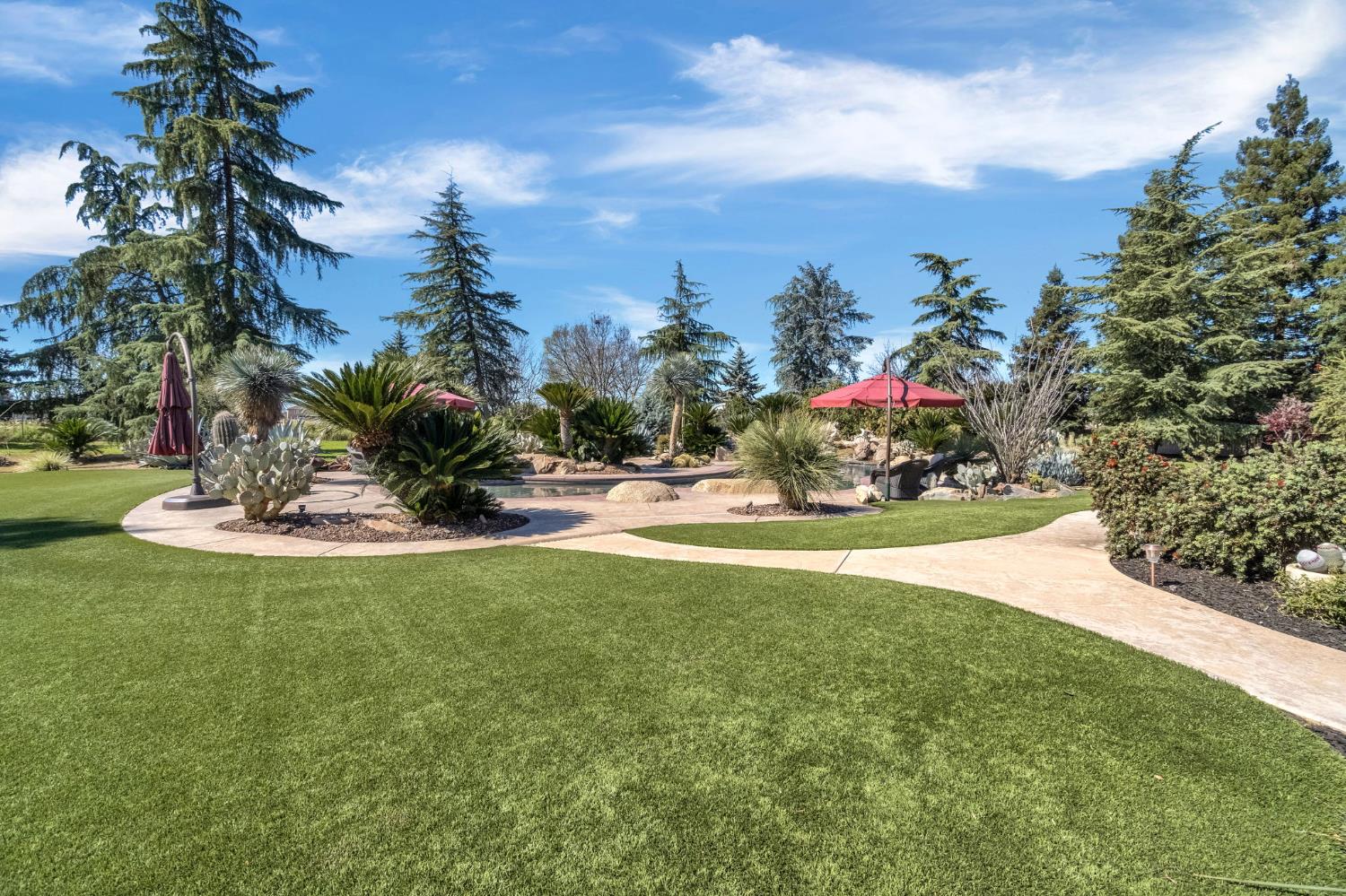 6766 E Carmalee Ln, Fresno, CA 93727