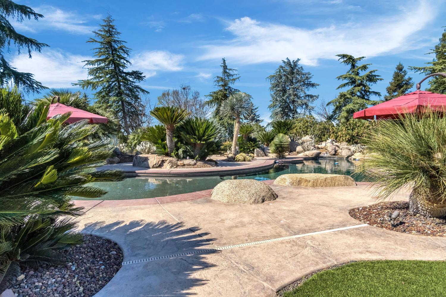 6766 E Carmalee Ln, Fresno, CA 93727