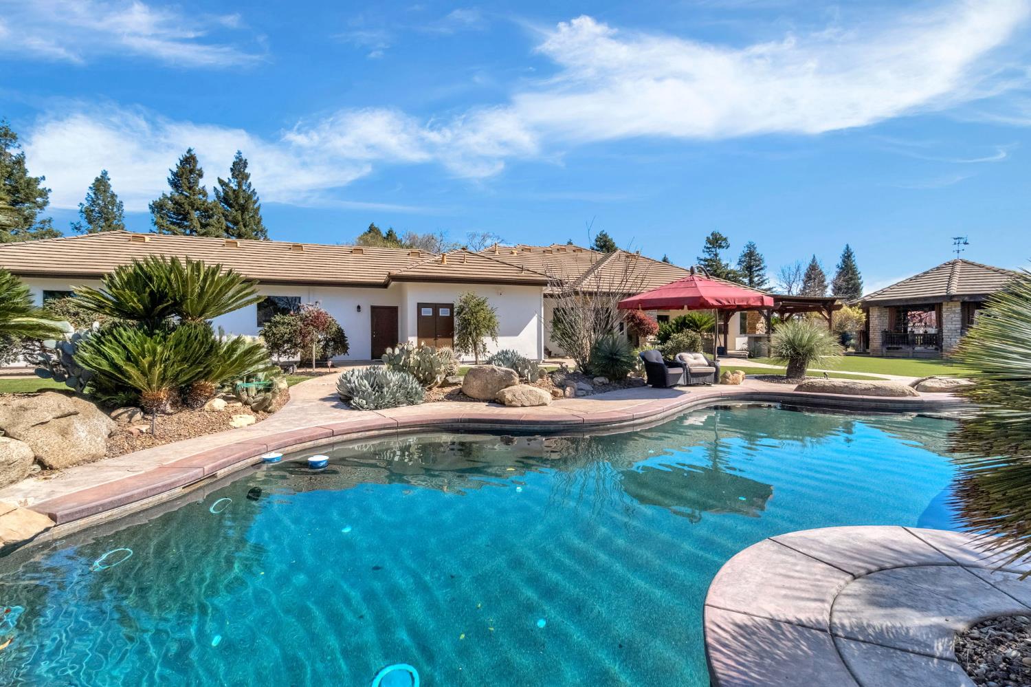 6766 E Carmalee Ln, Fresno, CA 93727