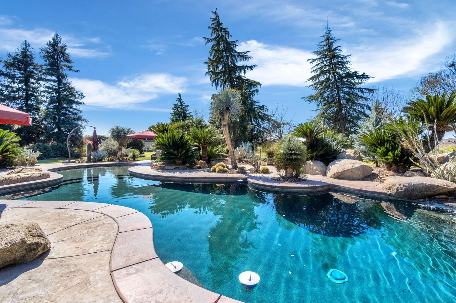 6766 E Carmalee Ln, Fresno, CA 93727