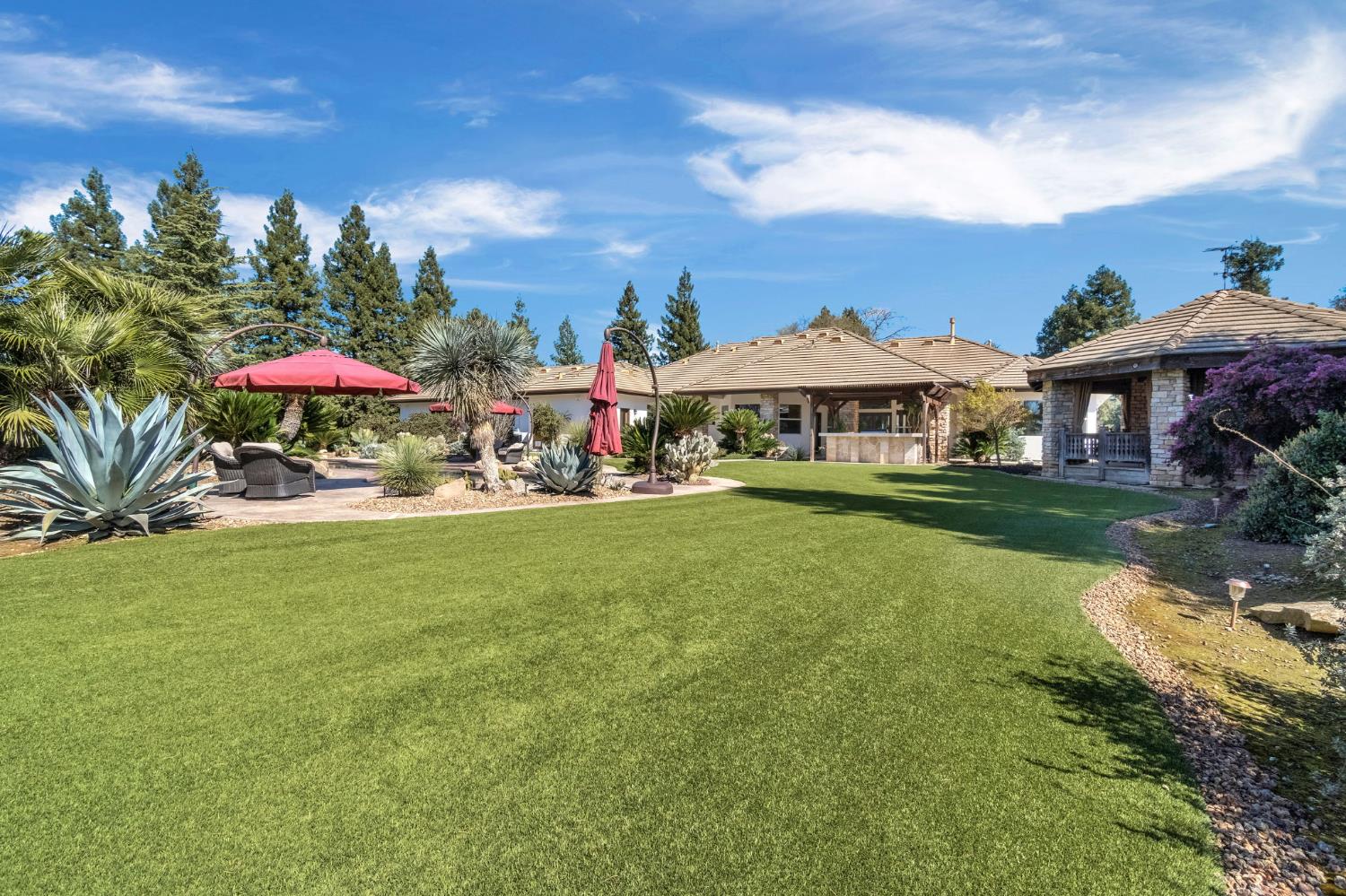 6766 E Carmalee Ln, Fresno, CA 93727