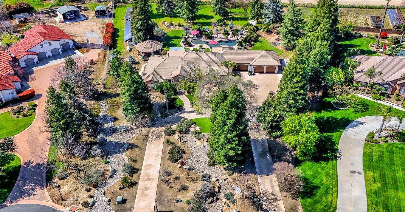 6766 E Carmalee Ln, Fresno, CA 93727