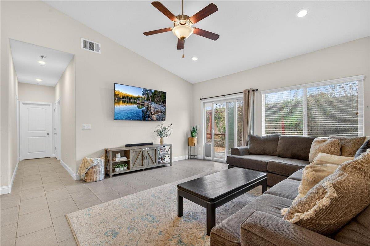 4161 Alamos Ave, Clovis, CA 93619