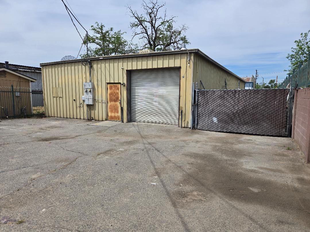 242 E Lewis Ave, Fresno, CA 93701