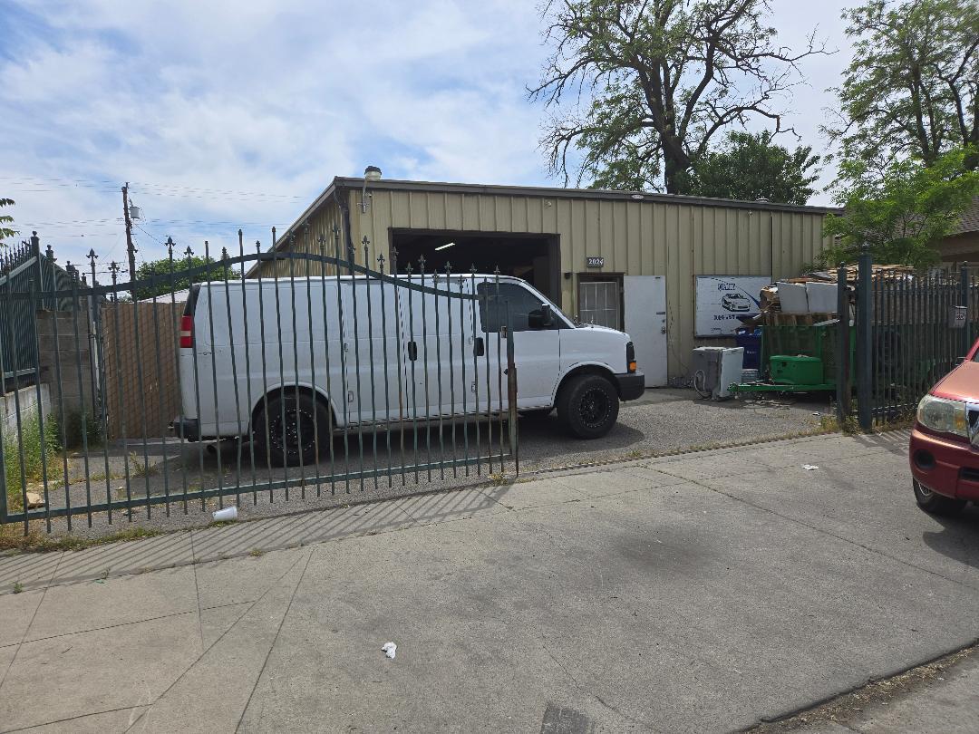 242 E Lewis Ave, Fresno, CA 93701