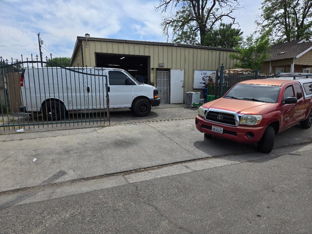 242 E Lewis Ave, Fresno, CA 93701