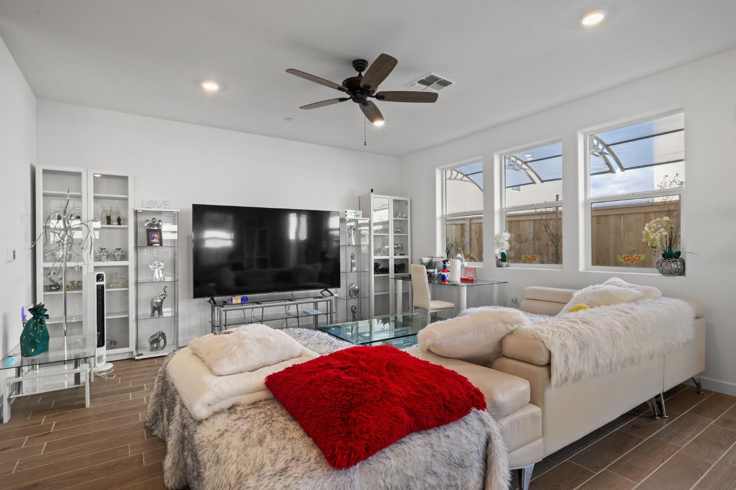 8916 Savona Ln, Shafter, CA 93263