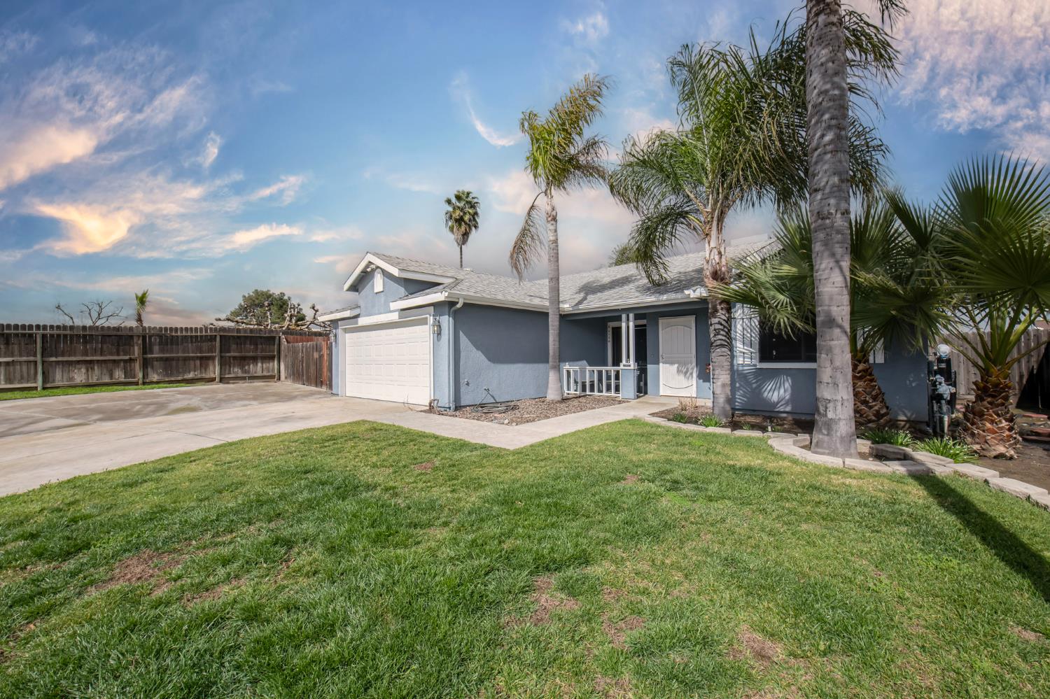 1326 Elm Ct, Hanford, CA 93230