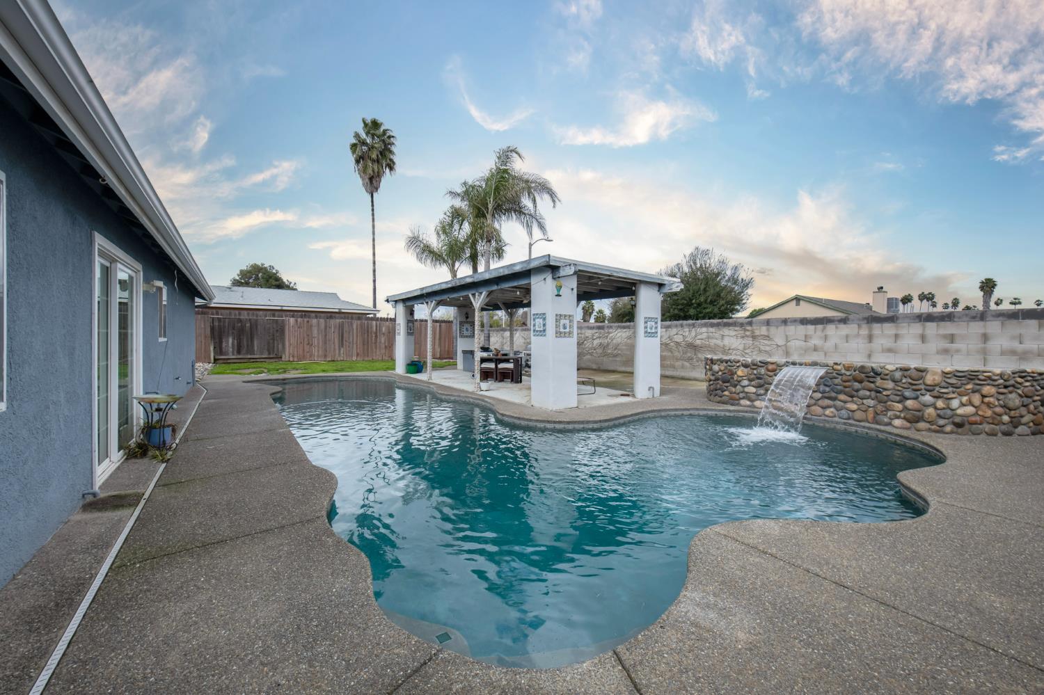 1326 Elm Ct, Hanford, CA 93230