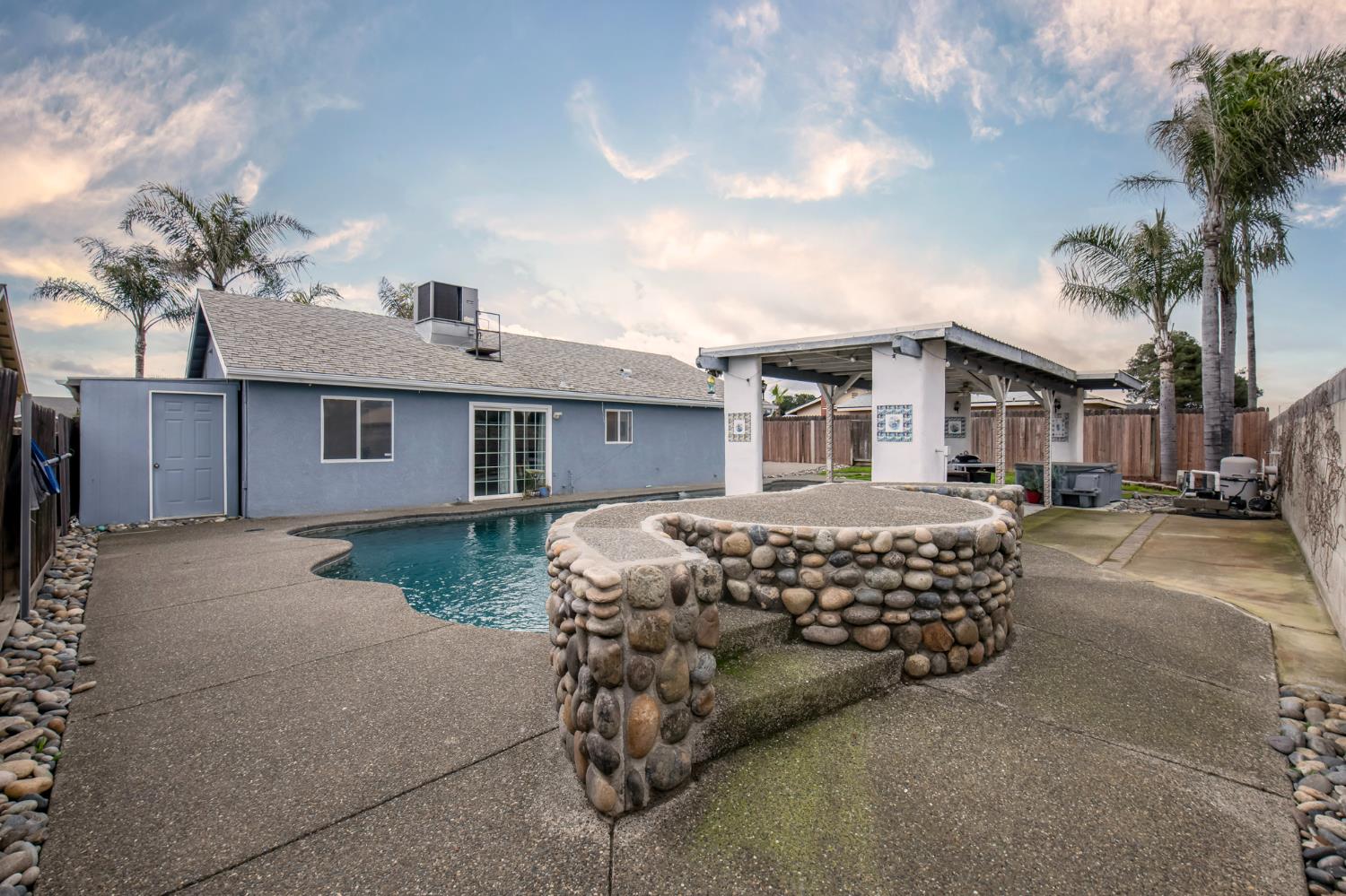 1326 Elm Ct, Hanford, CA 93230