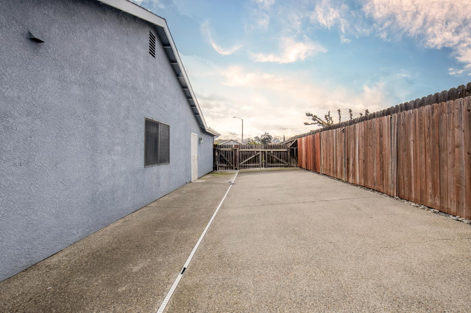 1326 Elm Ct, Hanford, CA 93230