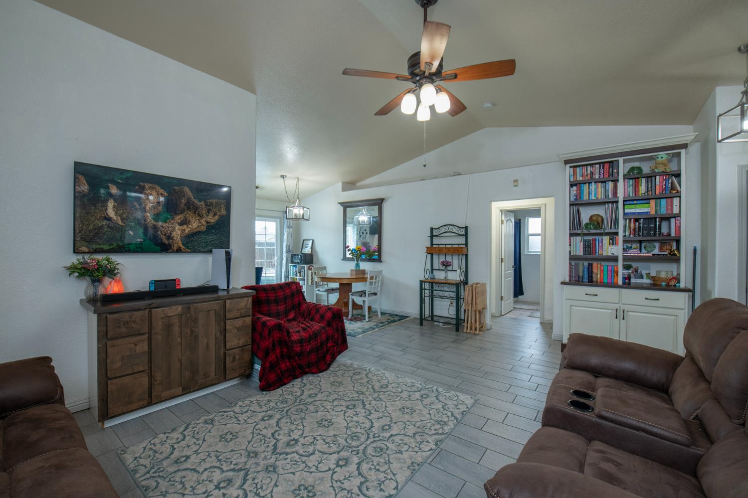 1326 Elm Ct, Hanford, CA 93230