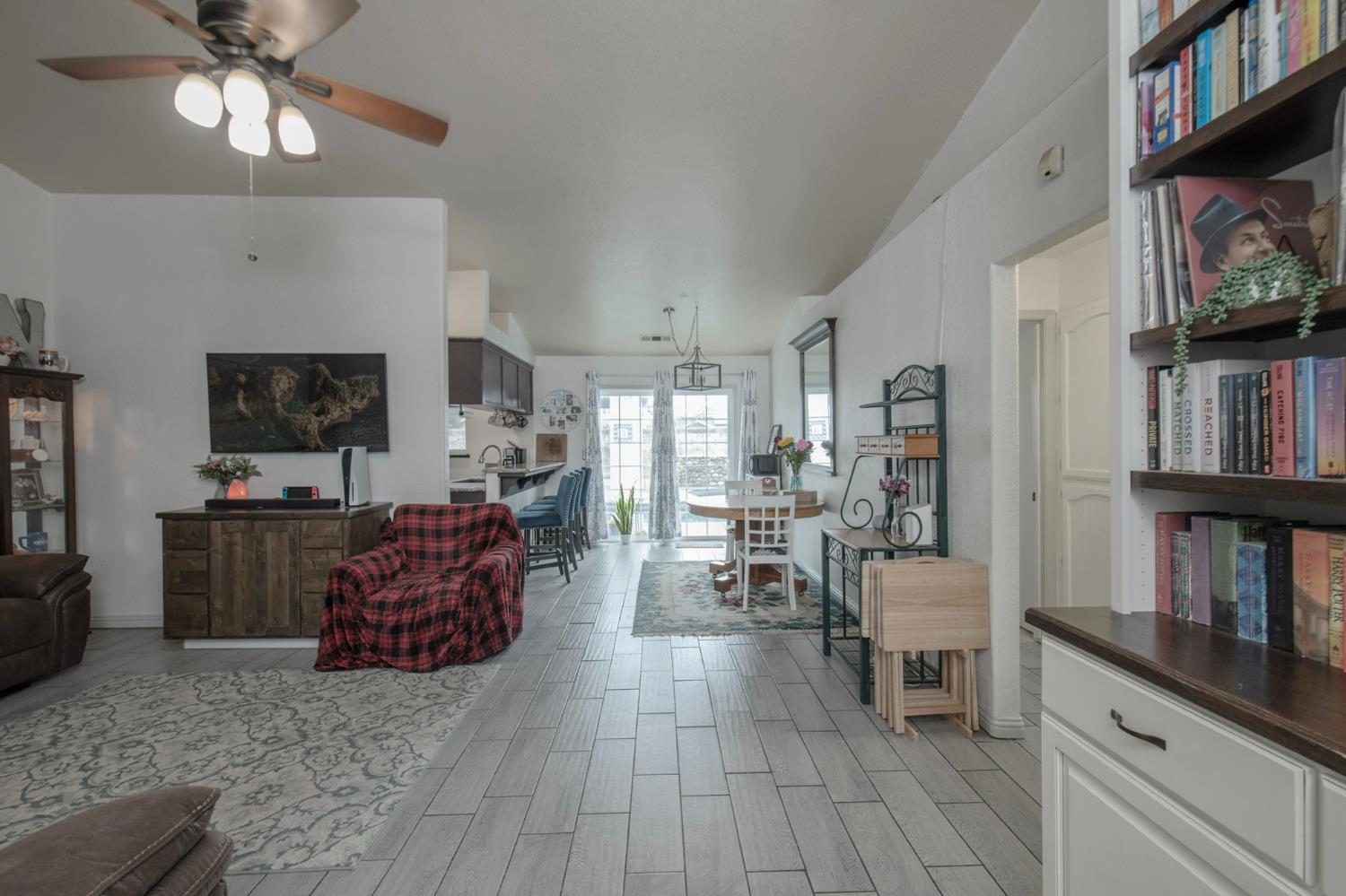 1326 Elm Ct, Hanford, CA 93230